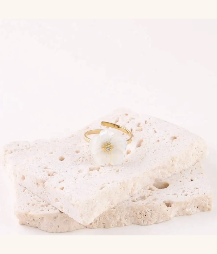 Alba — Mirajewelle, bague fleur nacre ajustable — acier doré