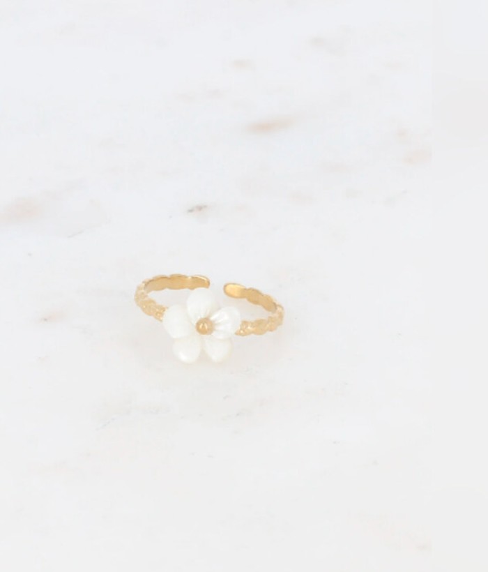 Anémone — Mirajewelle, bague ajustable fleur nacre et anneau martelé — acier doré