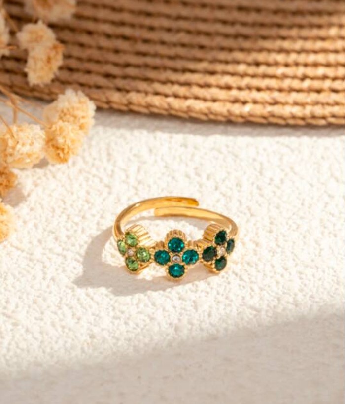 Flora vert - Maison Mya, bague ajustable trois fleurs serties de cristaux verts - acier doré