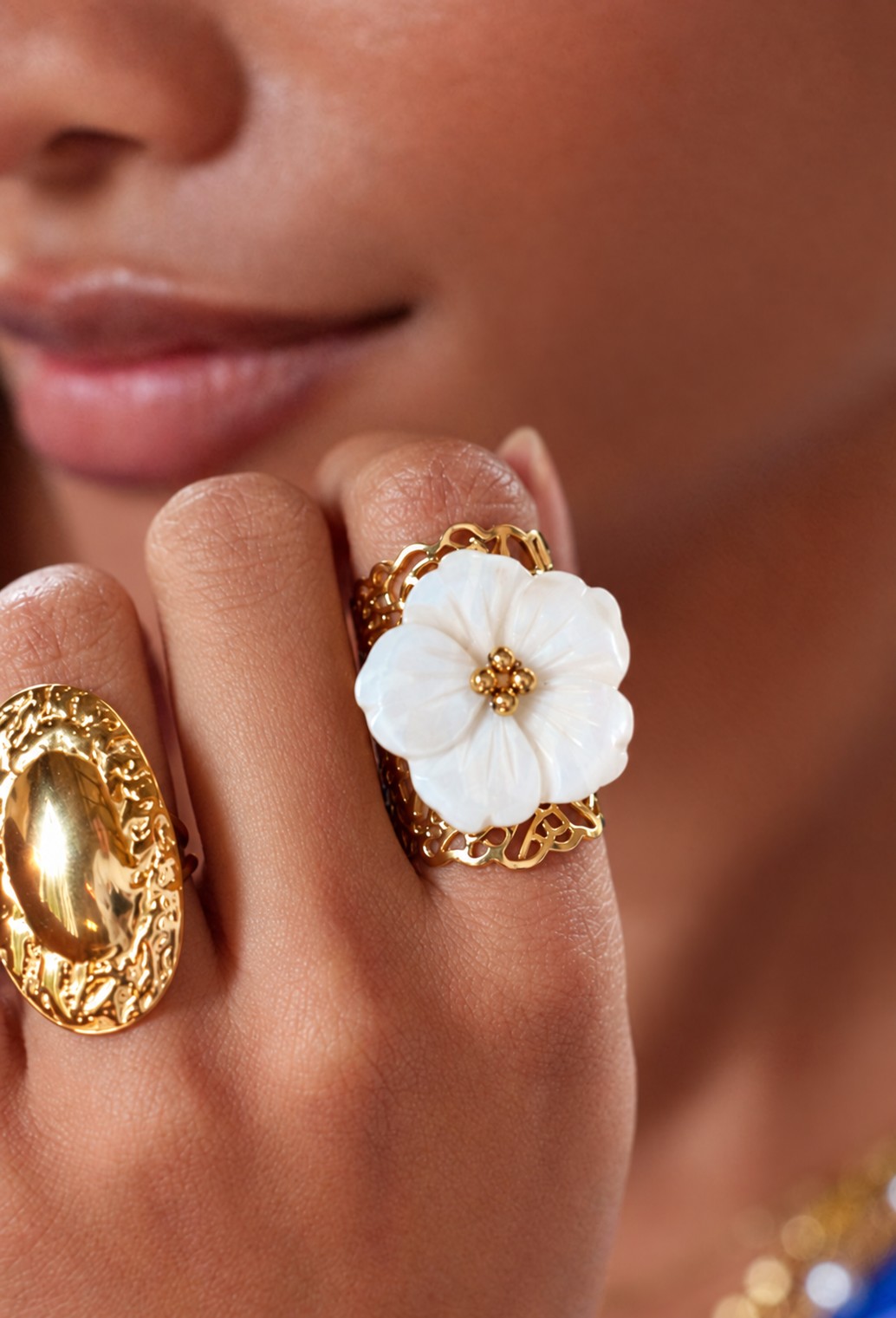 Magnolia — Mirajewelle, bague fleur nacre sur manchette filigrane — acier doré