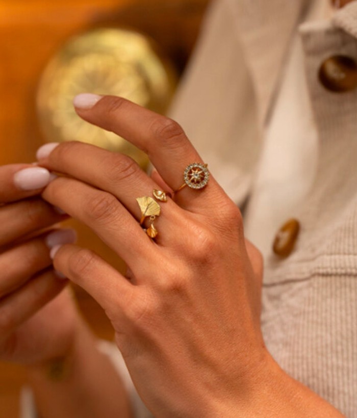 Aura — Mirajewelle, bague ajustable rosace ajourée pavée de strass — acier doré