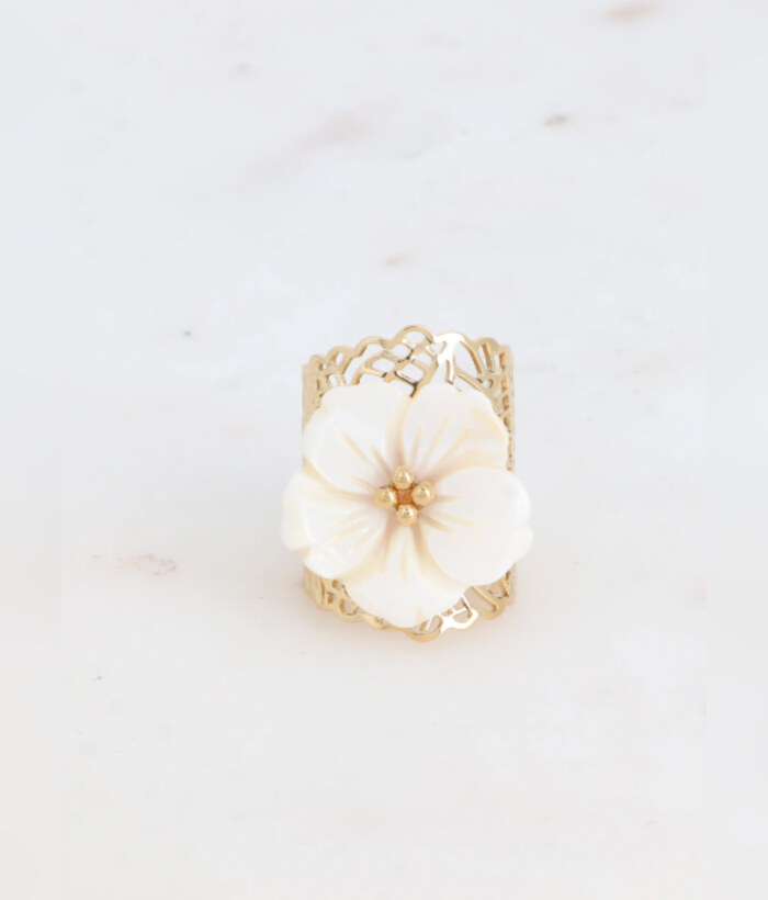 Pivoine — Mirajewelle, bague fleur nacre sur manchette filigrane — acier doré