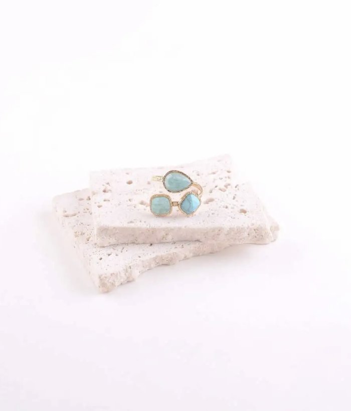 Coralia — Mirajewelle, bague ajustable trois pierres serties — acier doré
