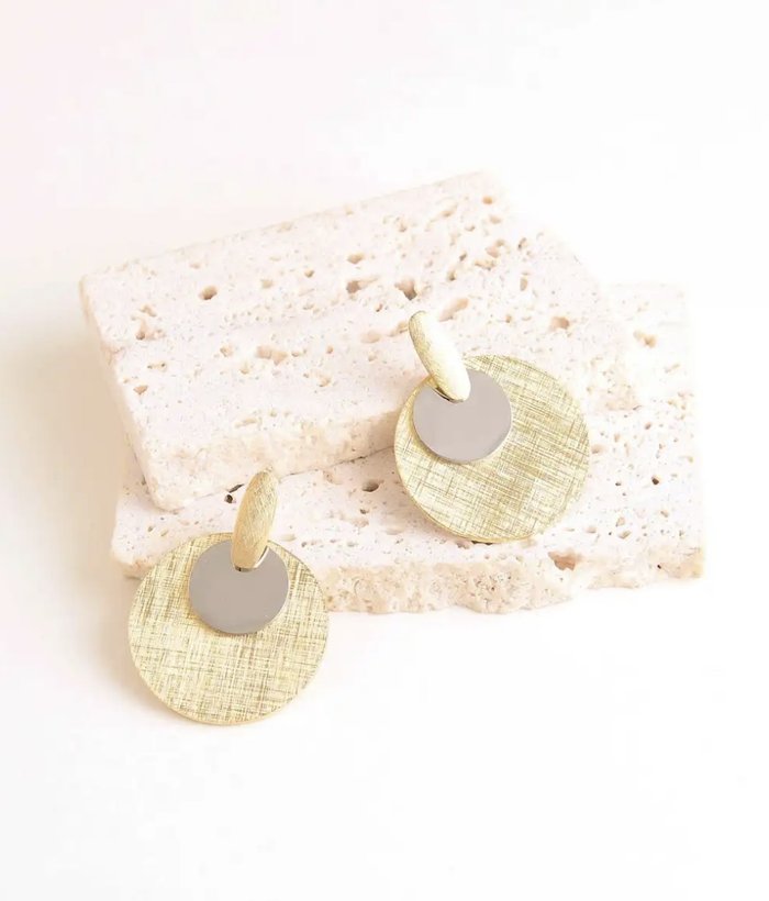 Bahia — Mirajewelle, boucles disque brossé et pastille taupe — acier doré