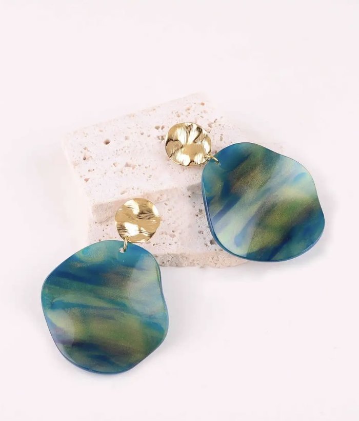 Olga — Mirajewelle, boucles disques marbrés bleu-vert — résine & acier doré