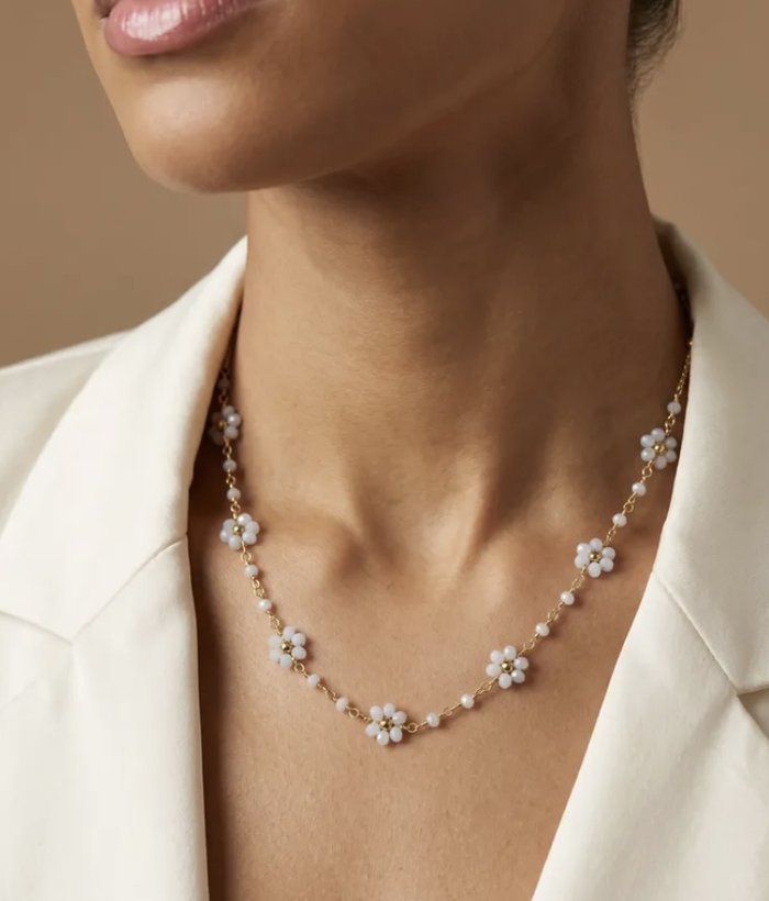 Marguerite — Mirajewelle, collier chaîne fine à fleurs perlées — acier doré