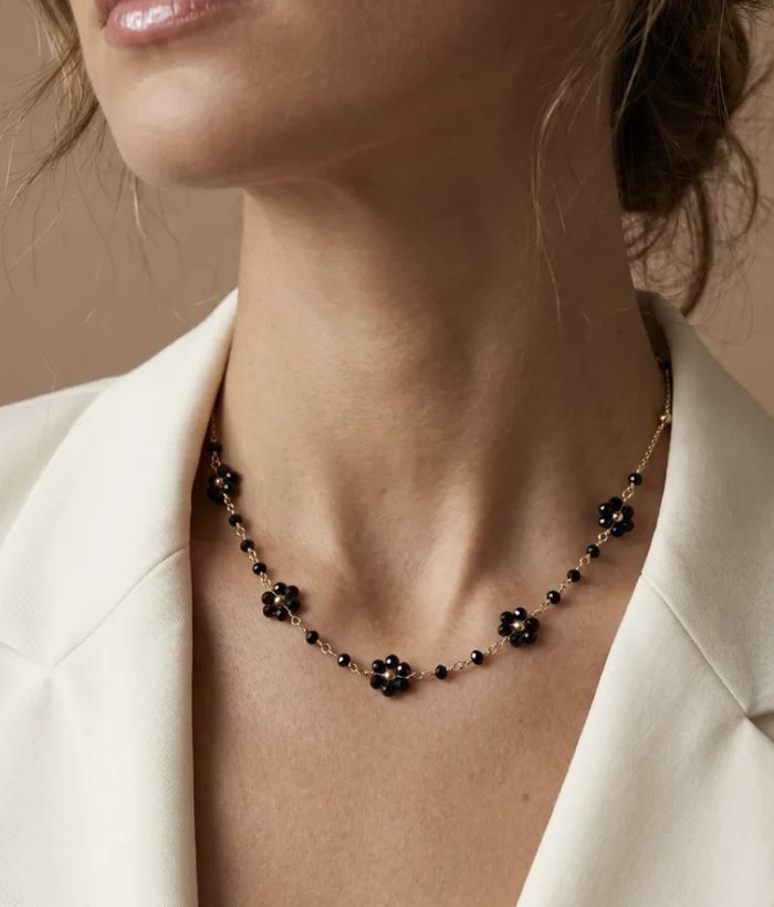 Flore - Maison Mya, collier ras-de-cou fleurs perlées noires - acier doré