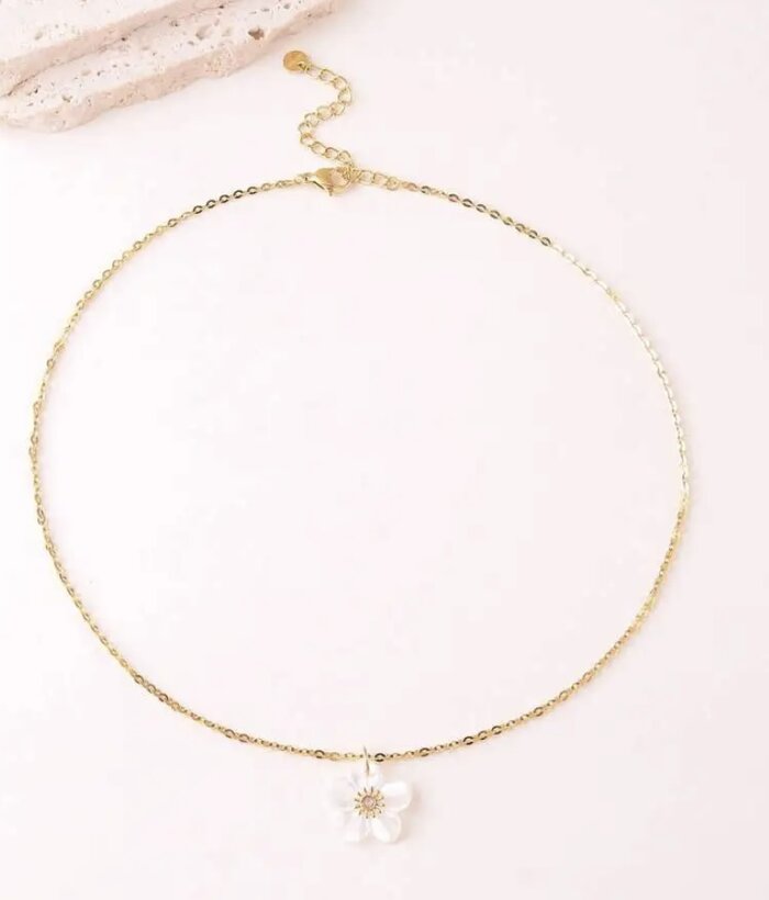 Jasmin — Mirajewelle, collier pendentif fleur blanche — chaîne dorée & nacre