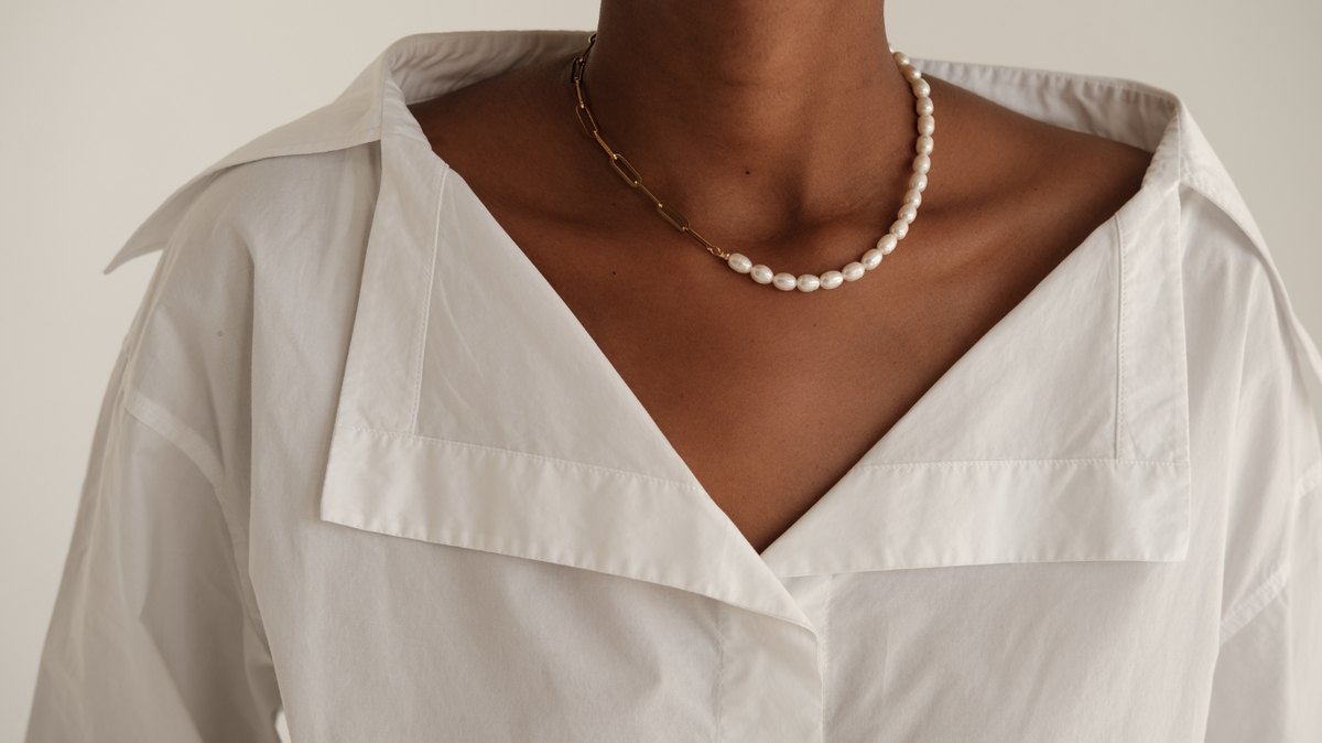 Tous les jours — collier perles porté au quotidien